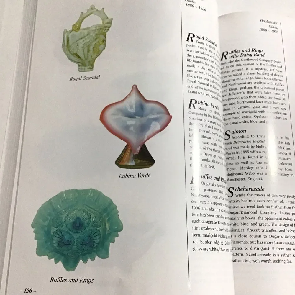 Standard Encyclopedia‎ of Opalescent Glass Identification and Values Fourth Ed